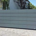 Installiertes Einfahrtstor bei einem Einfamilienhaus in Lebring