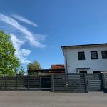 Kombination aus Zaun und Toranlage bei einem Wohnhaus im Bezirk Leibnitz