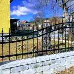 Moderner Gartenzaun aus Metall bei einem Haus in Lebring im Bezirk Leibnitz